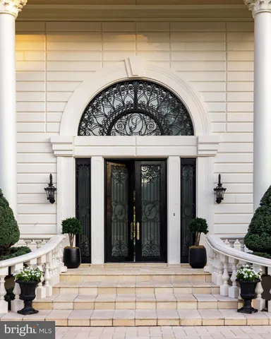 a view of entryway with a balcony