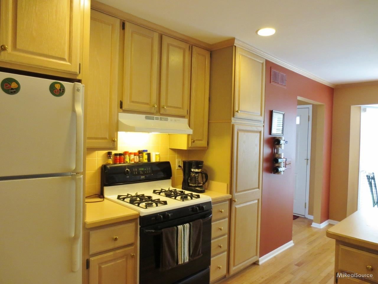 1227 Candlestick Lane Rochester, MI 48306 - Photo 7 of 12 31161181-6.JPG