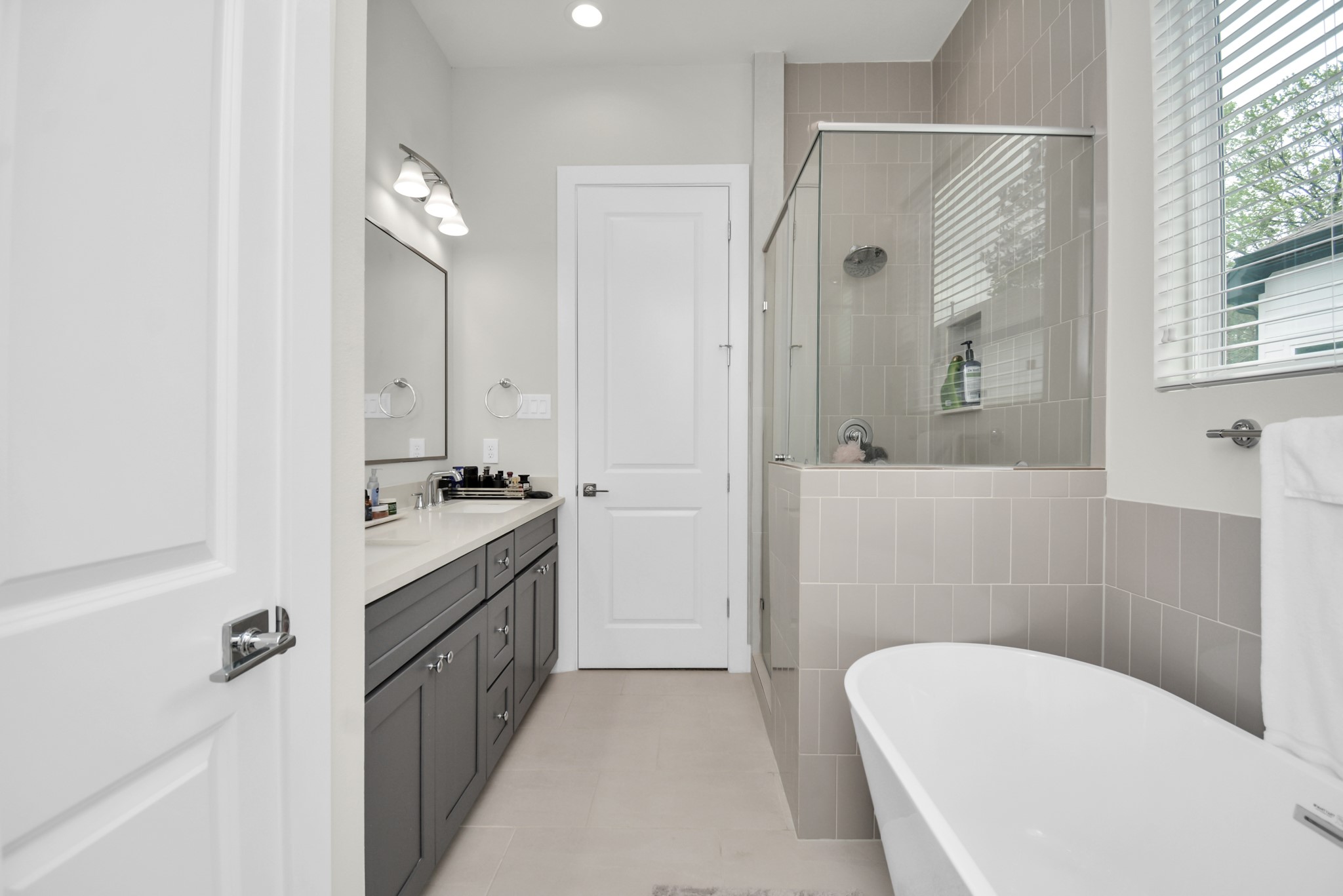 2504 West Tidwell Road, Unit E Houston, TX 77091 - Photo 20 of 35 primary bath