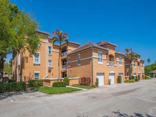 $1,950 | 5020 Fairways Circle, Unit 202, Vero Beach, FL 32967