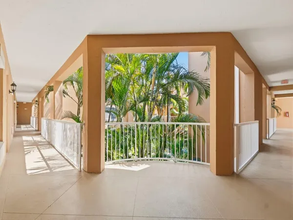 $1,950 | 5020 Fairways Circle, Unit 202, Vero Beach, FL 32967