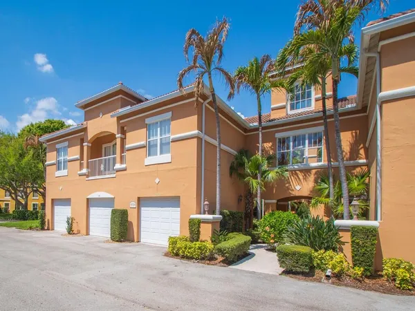 $1,950 | 5020 Fairways Circle, Unit 202, Vero Beach, FL 32967