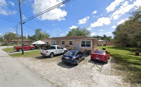a view of a yard in front of the house
