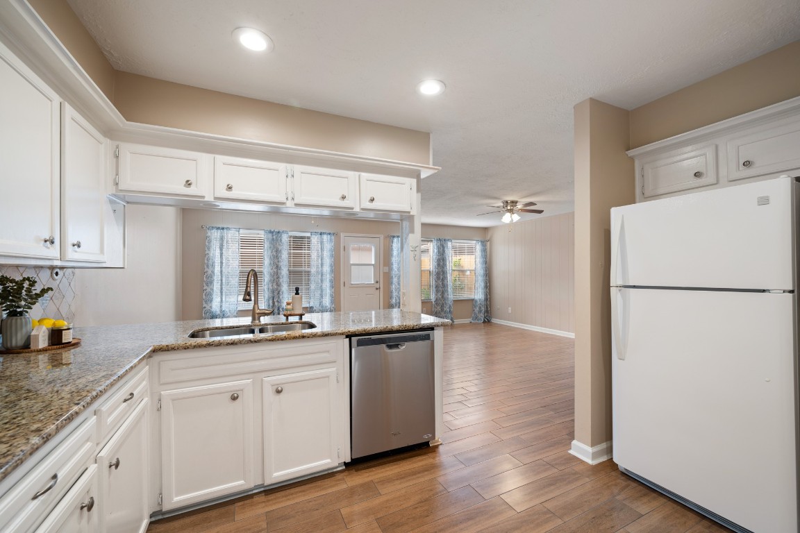 11566 South Kirkwood Road Houston, TX 77477 - Photo 11 of 29