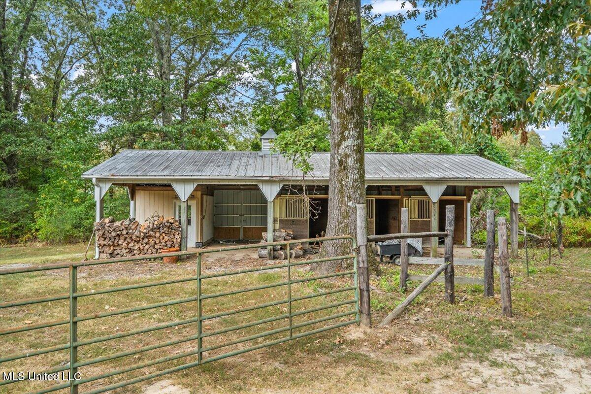 791 Hickory Ridge Drive Hernando, MS 38632 - Photo 41 of 48 Horse Barn
