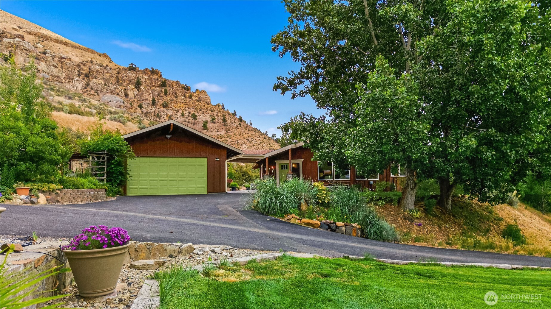 1246 Pitcher Canyon Road Wenatchee, WA 98801 - Photo 2 of 31