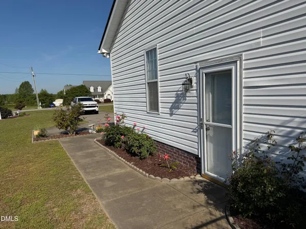 a view of a house with backyard and a garden