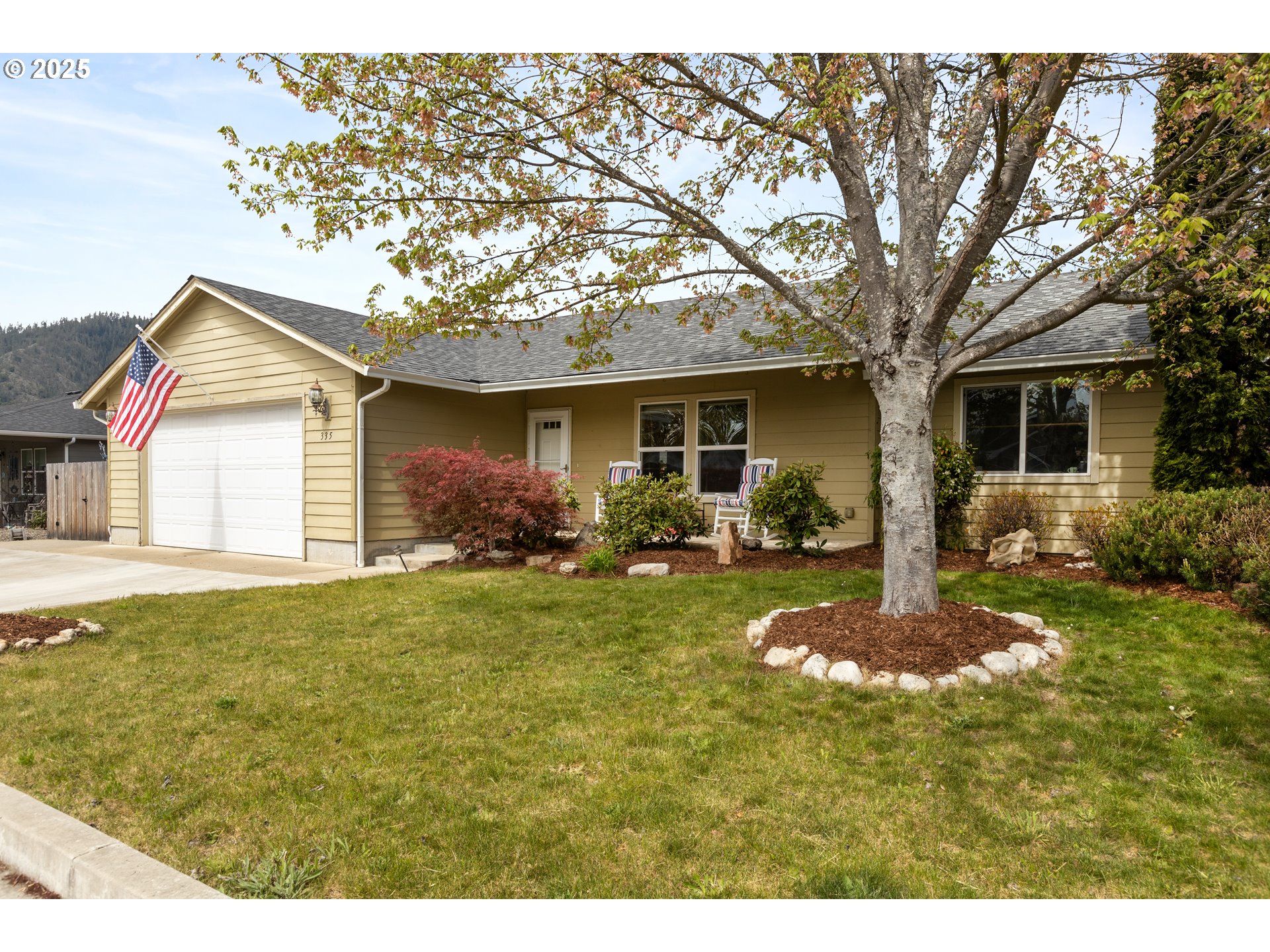 335 Gentry Loop Myrtle Creek, OR 97457 - Photo 2 of 41 a front view of house with yard and green space