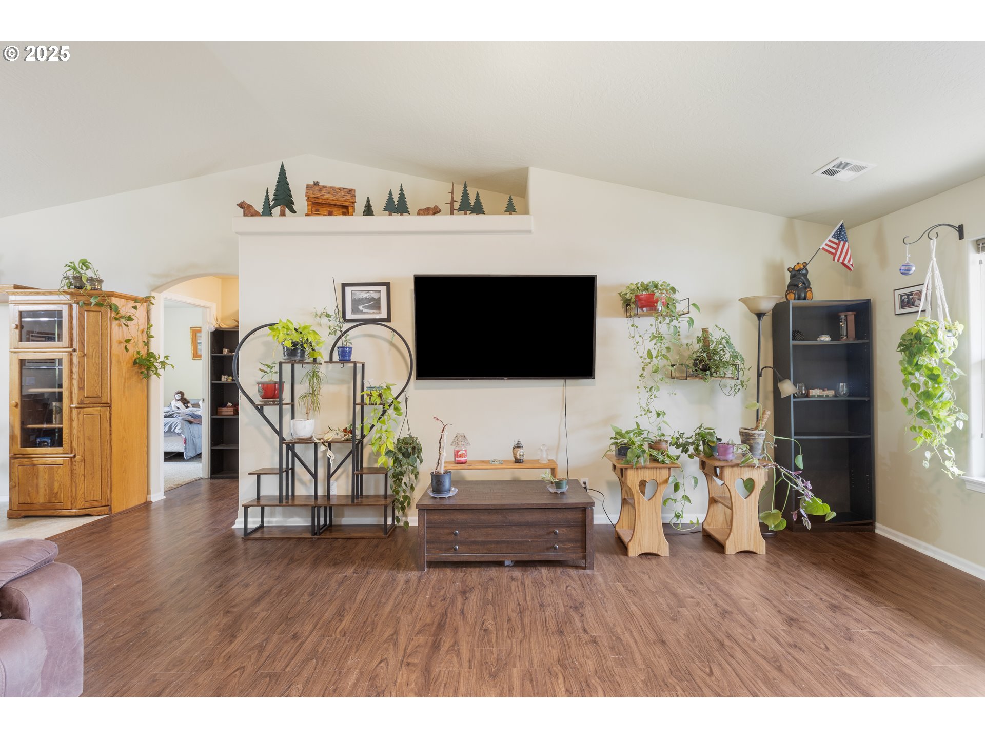 335 Gentry Loop Myrtle Creek, OR 97457 - Photo 22 of 41 a living room with furniture and a flat screen tv