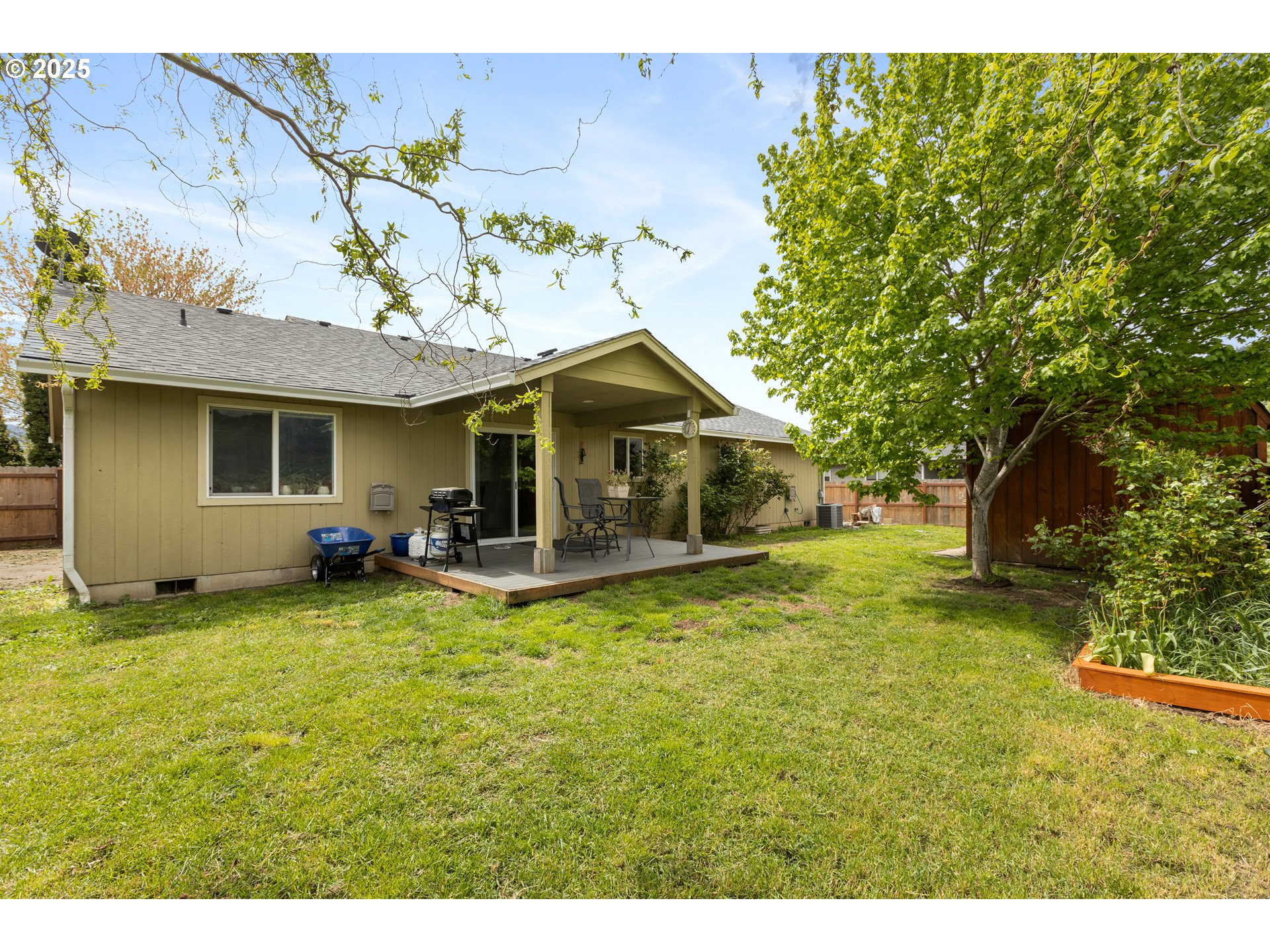 335 Gentry Loop Myrtle Creek, OR 97457 - Photo 38 of 41 a view of a house with pool and a garden