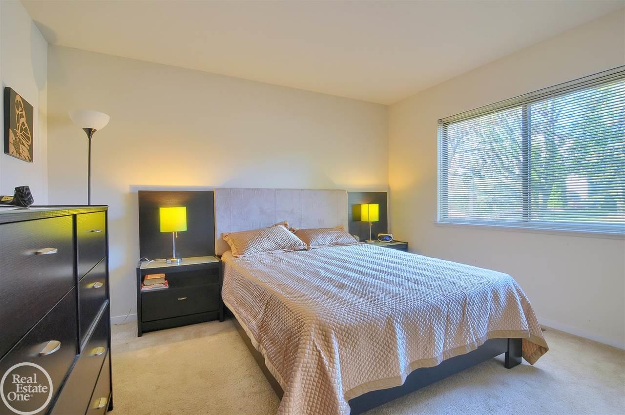 712 Eton Court Rochester, MI 48307 - Photo 23 of 28 50027903-22.JPG