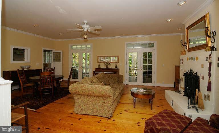 100 Wallace Manor Road Edgewater, MD 21037 - Photo 5 of 27 Living Room