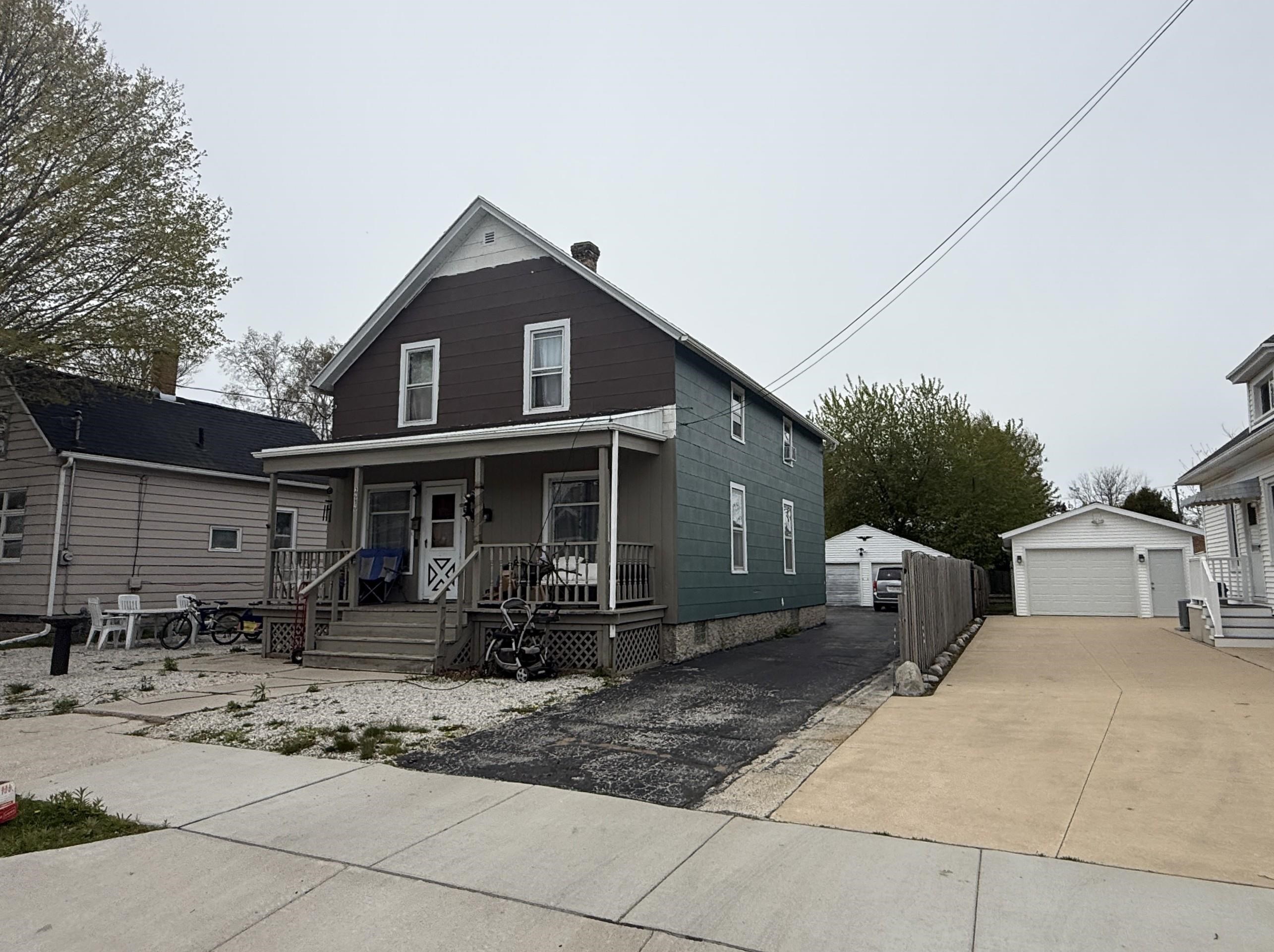 2010 Lincoln Street Two Rivers, WI 54241 - Photo 3 of 34