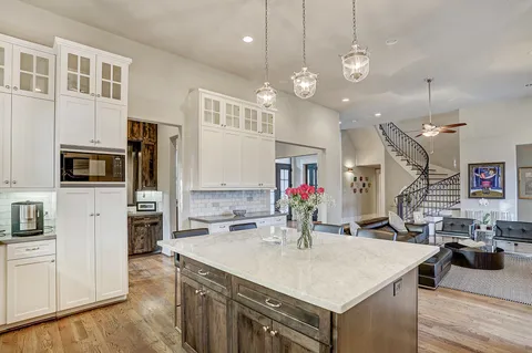 $1,695,000 | 5655 Locke Lane, Houston, TX 77056