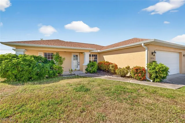 a view of a house with a yard