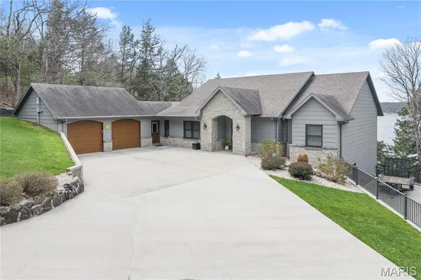 $1,150,000 | 18028 Bayview Lane, Rocky Mount, MO 65072