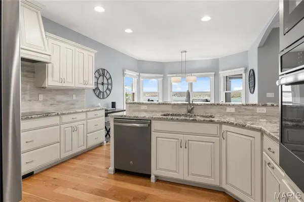 $1,150,000 | 18028 Bayview Lane, Rocky Mount, MO 65072