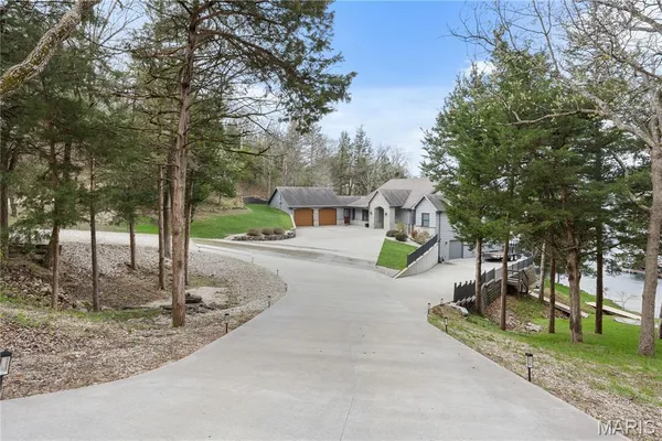 $1,150,000 | 18028 Bayview Lane, Rocky Mount, MO 65072