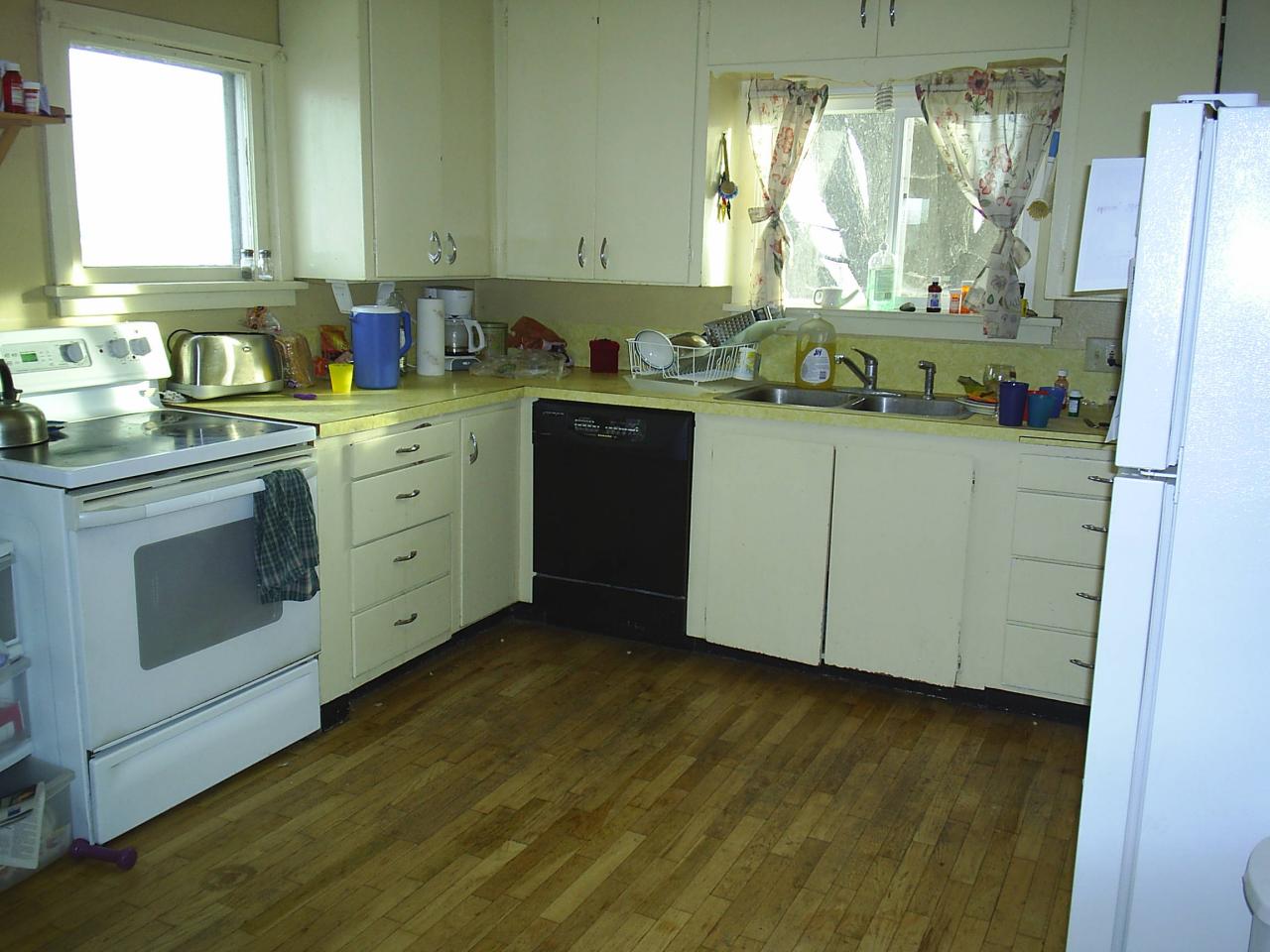 2131 Reeves Road Sunnyside, WA 98944 - Photo 3 of 5 a kitchen with a sink cabinets and window