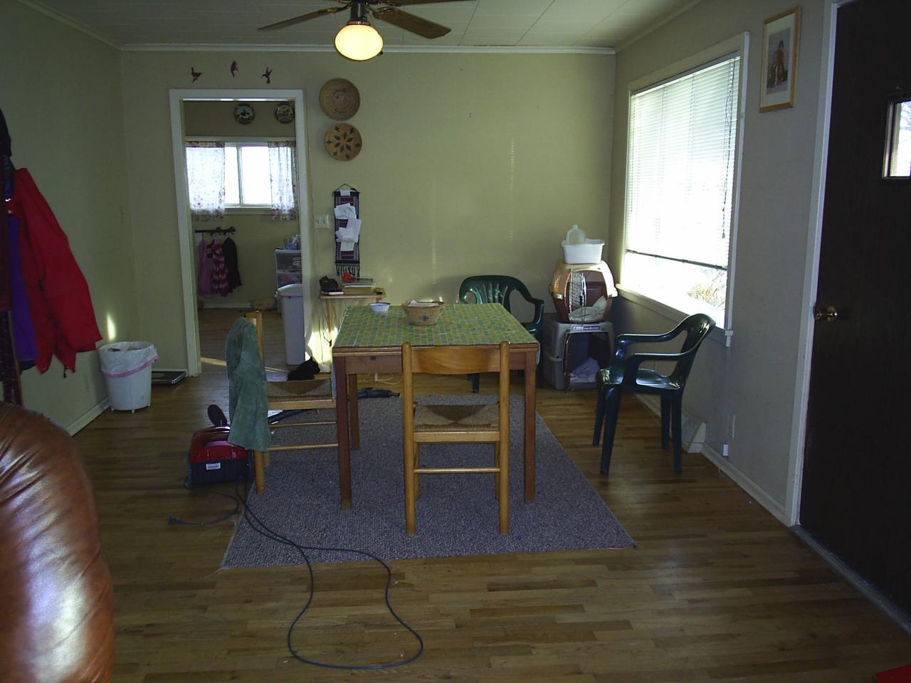 2131 Reeves Road Sunnyside, WA 98944 - Photo 4 of 5 a living room with furniture
