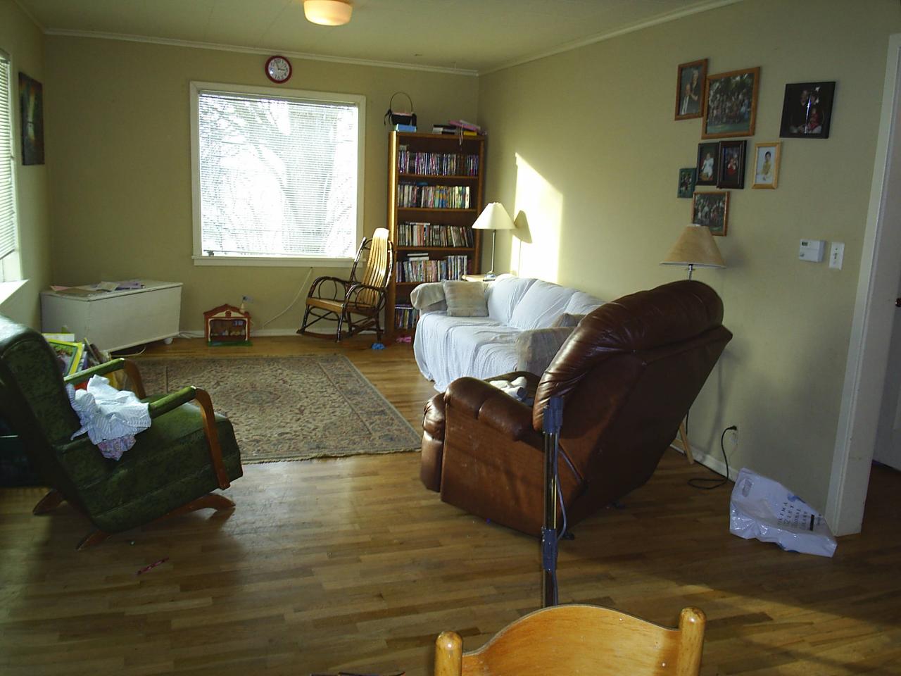 2131 Reeves Road Sunnyside, WA 98944 - Photo 5 of 5 a living room with furniture and a window