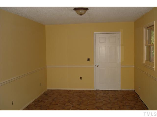 811 Springview Trail Garner, NC 27529 - Photo 4 of 13 Large breakfast area, leads to laundry room and garage