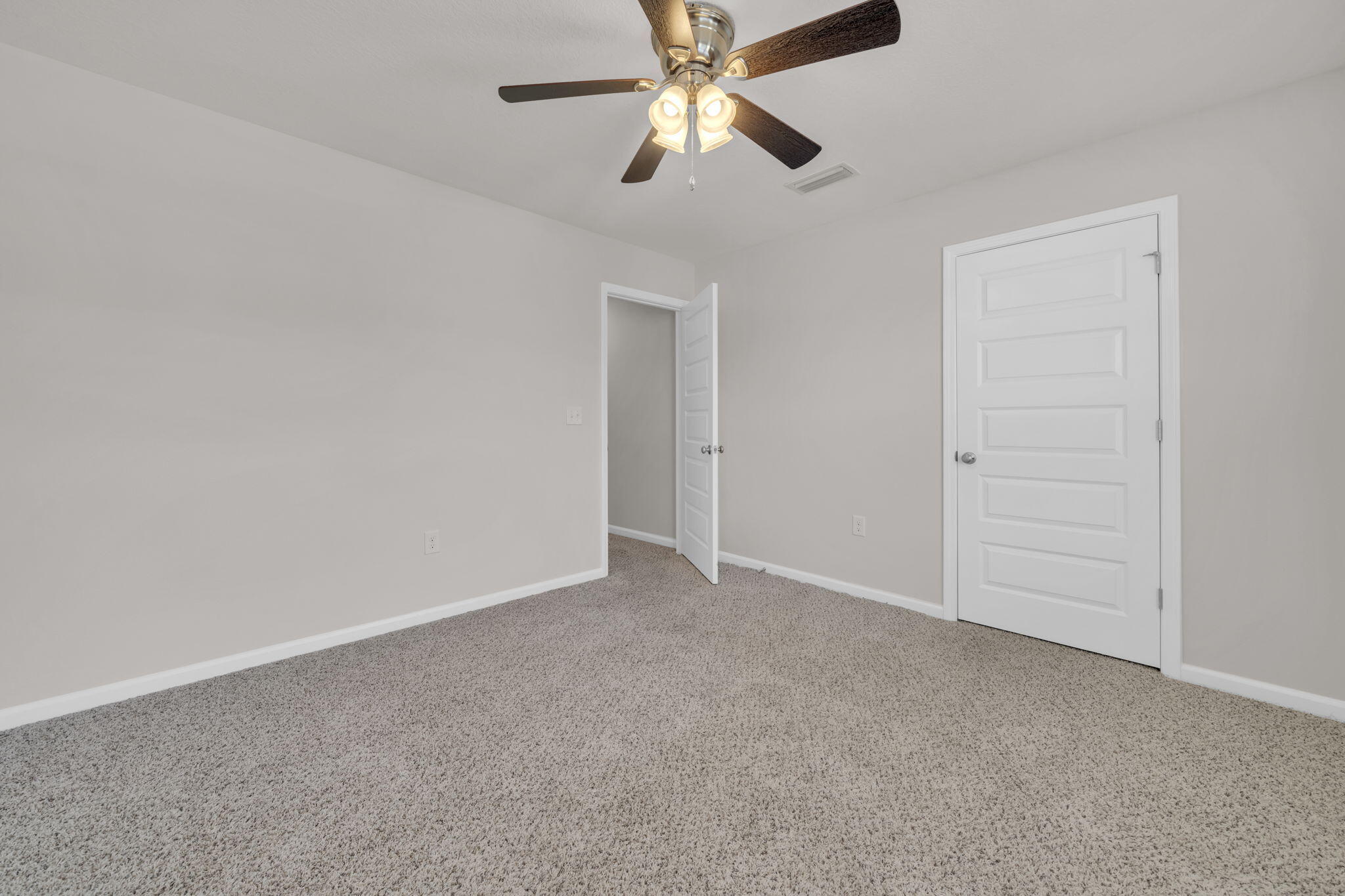 305 This Way Freeport, FL 32439 - Photo 29 of 48 an empty room with closet and a ceiling fan