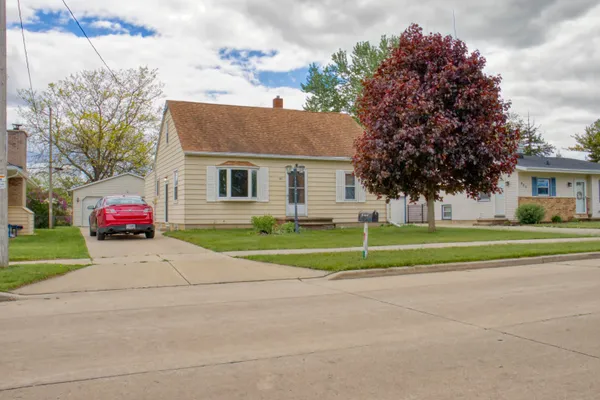 $250,000 | 921 West Weiland Avenue, Appleton, WI 54914