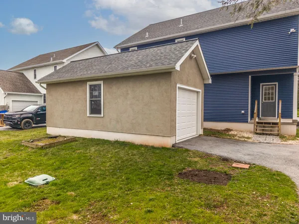 $3,200 | 411 James Street, Honey Brook, PA 19344
