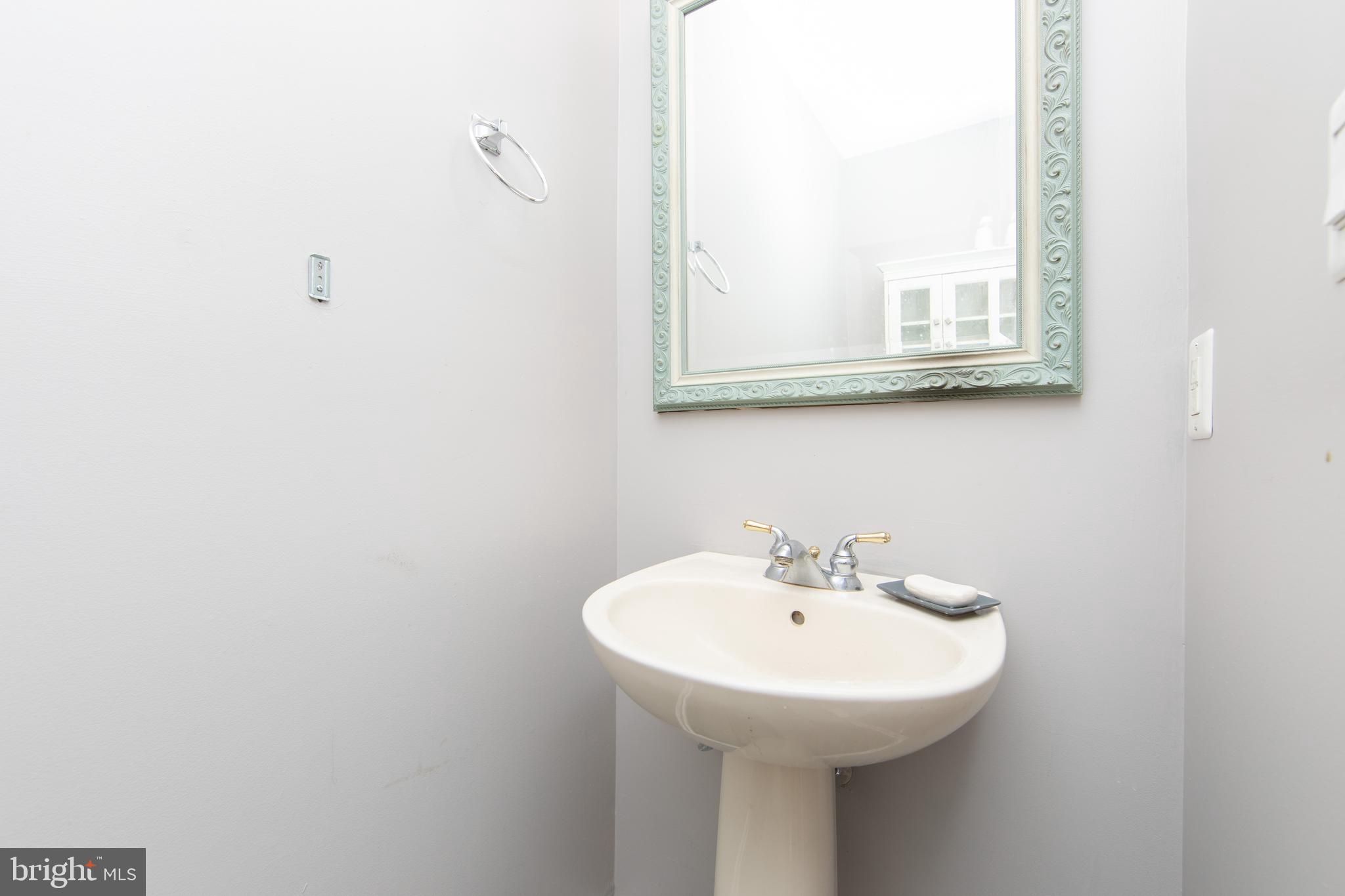 304 Coventry Way Mount Laurel, NJ 08054 - Photo 13 of 32 1st Floor Powder Room