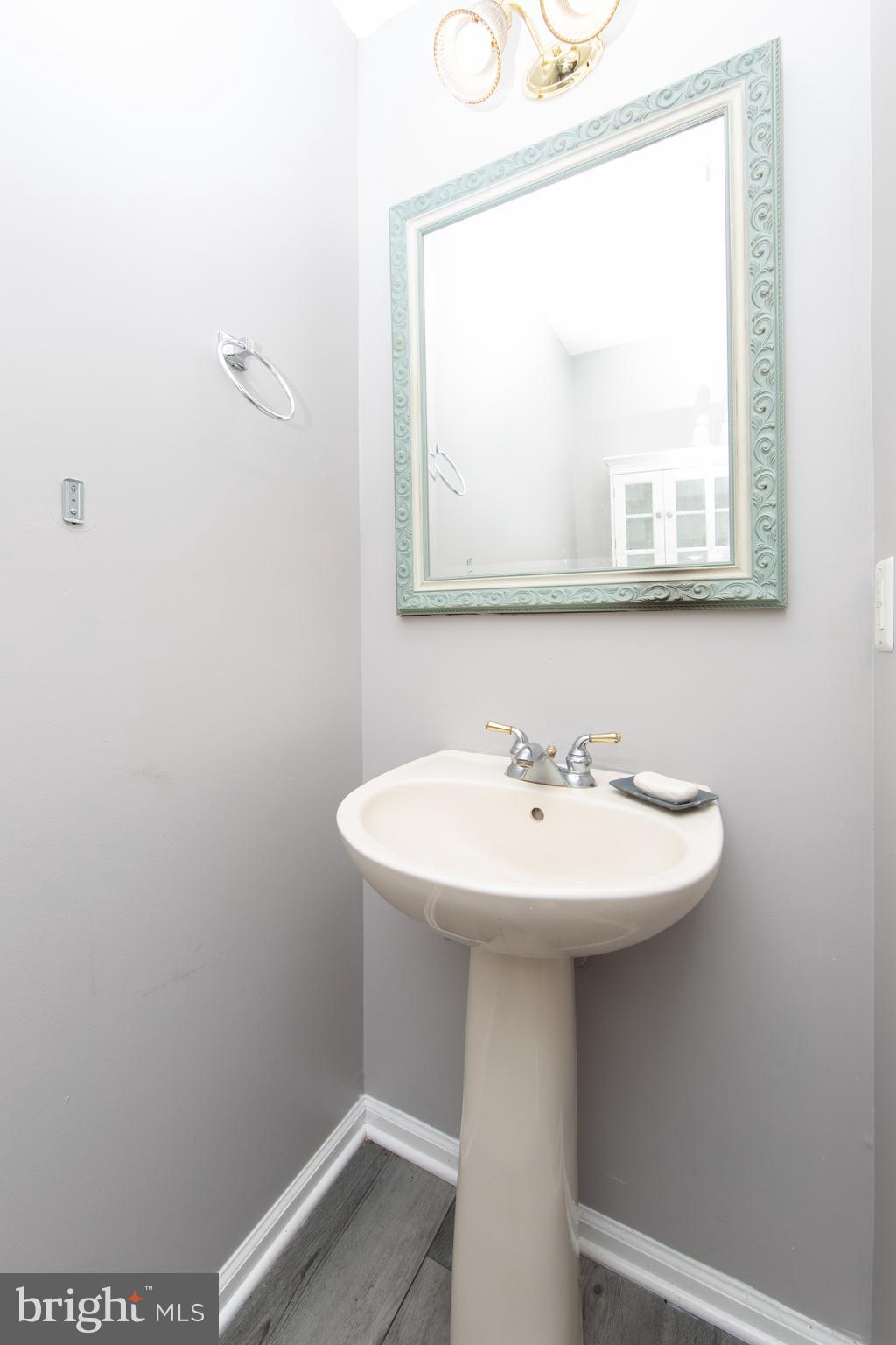 304 Coventry Way Mount Laurel, NJ 08054 - Photo 14 of 32 1st Floor Powder Room