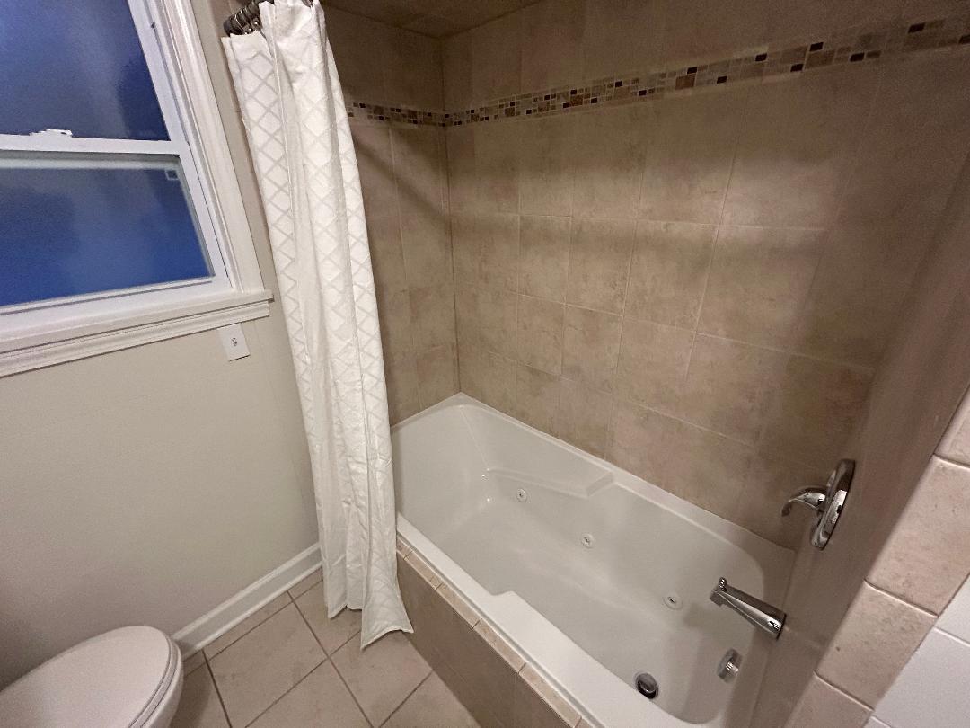369 North Independence Boulevard Romeoville, IL 60446 - Photo 26 of 36 a bathroom with a bathtub and a toilet