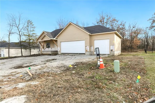 $489,000 | 305 Southeast 17 Street, Oak Grove, MO 64075