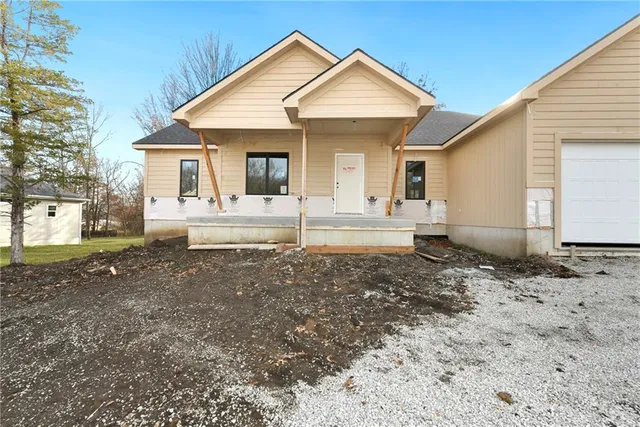 $489,000 | 305 Southeast 17 Street, Oak Grove, MO 64075