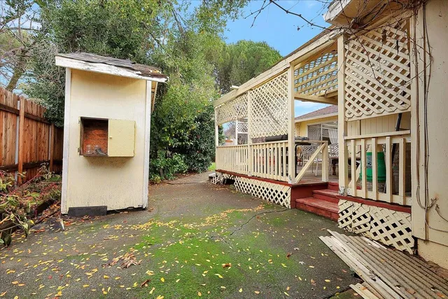 a view of a house with backyard and porch