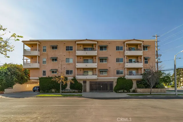 a view of a back yard