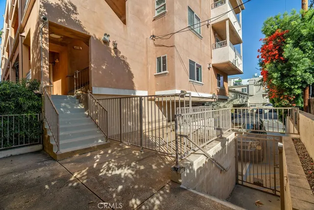 $4,095 | 11504 Moorpark Street, Unit 103, Studio City, CA 91602