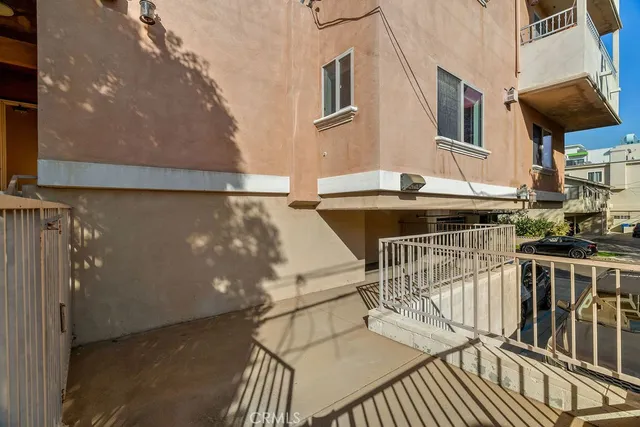 $4,095 | 11504 Moorpark Street, Unit 103, Studio City, CA 91602
