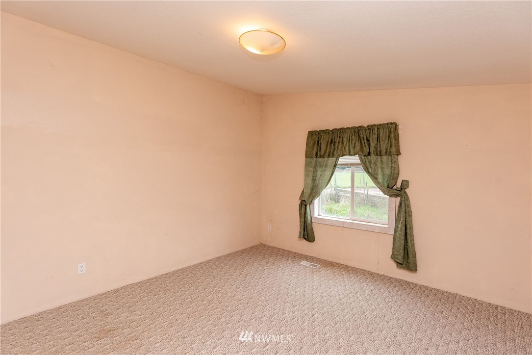 268 Sareault Road Toledo, WA 98591 - Photo 11 of 25 an empty room with a window