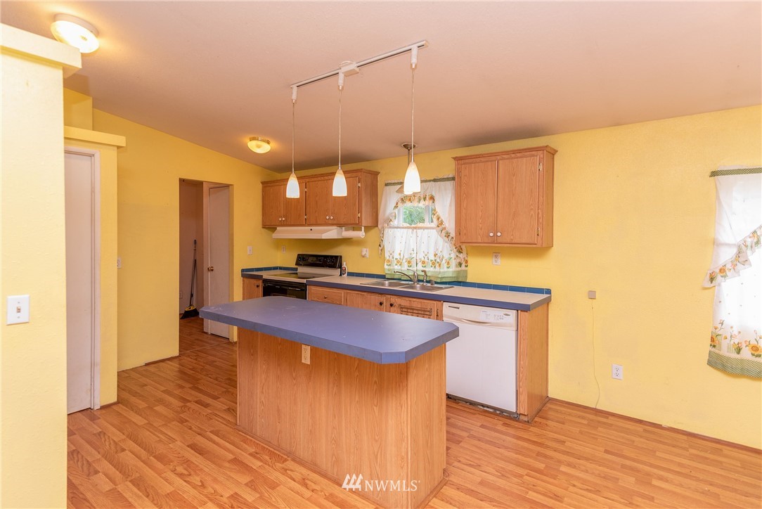 268 Sareault Road Toledo, WA 98591 - Photo 8 of 25 a kitchen with stainless steel appliances granite countertop a sink a stove and a refrigerator