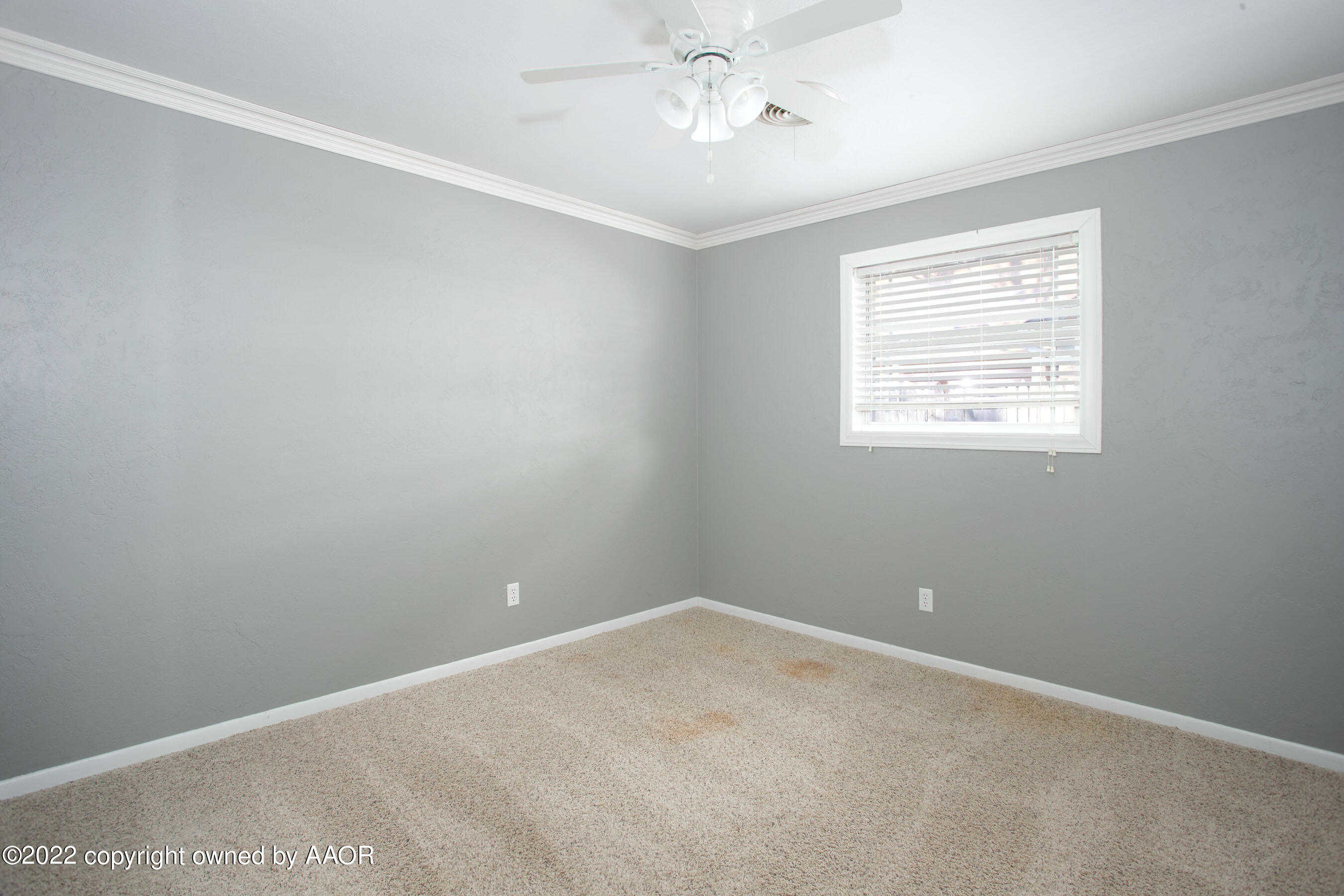 6301 Dreyfuss Road Amarillo, TX 79106 - Photo 20 of 34 an empty room with a window and ceiling fan