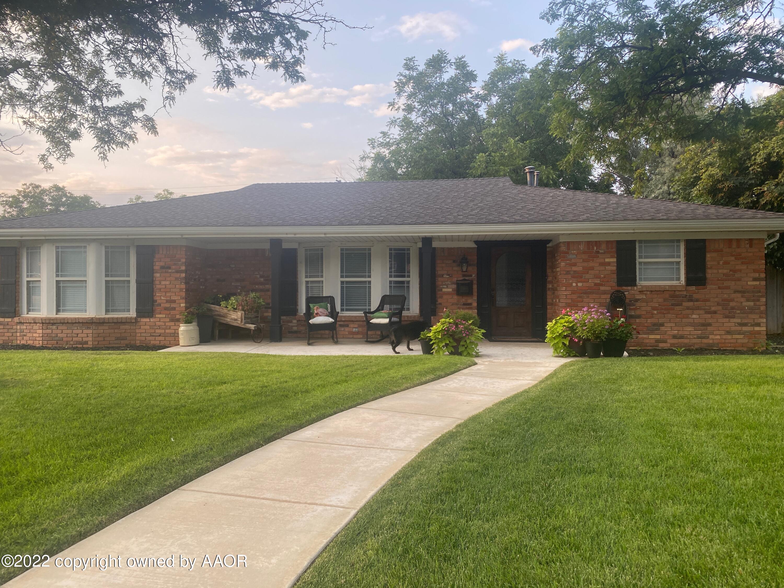 6301 Dreyfuss Road Amarillo, TX 79106 - Photo 3 of 34 a front view of house with yard and green space