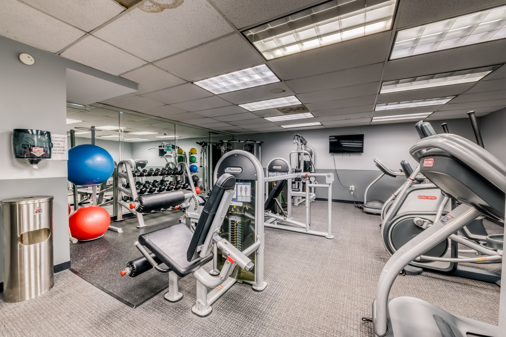 6030 North Sheridan Road, Unit 806 Chicago, IL 60660 - Photo 9 of 12 a view of a room with gym equipment