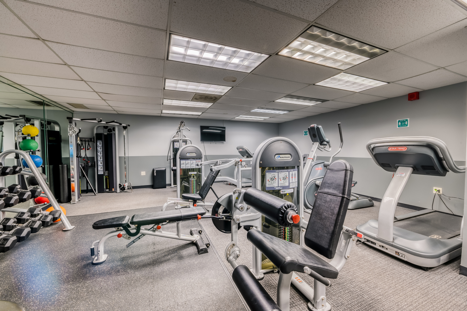 6030 North Sheridan Road, Unit 806 Chicago, IL 60660 - Photo 10 of 12 a view of a room with gym equipment