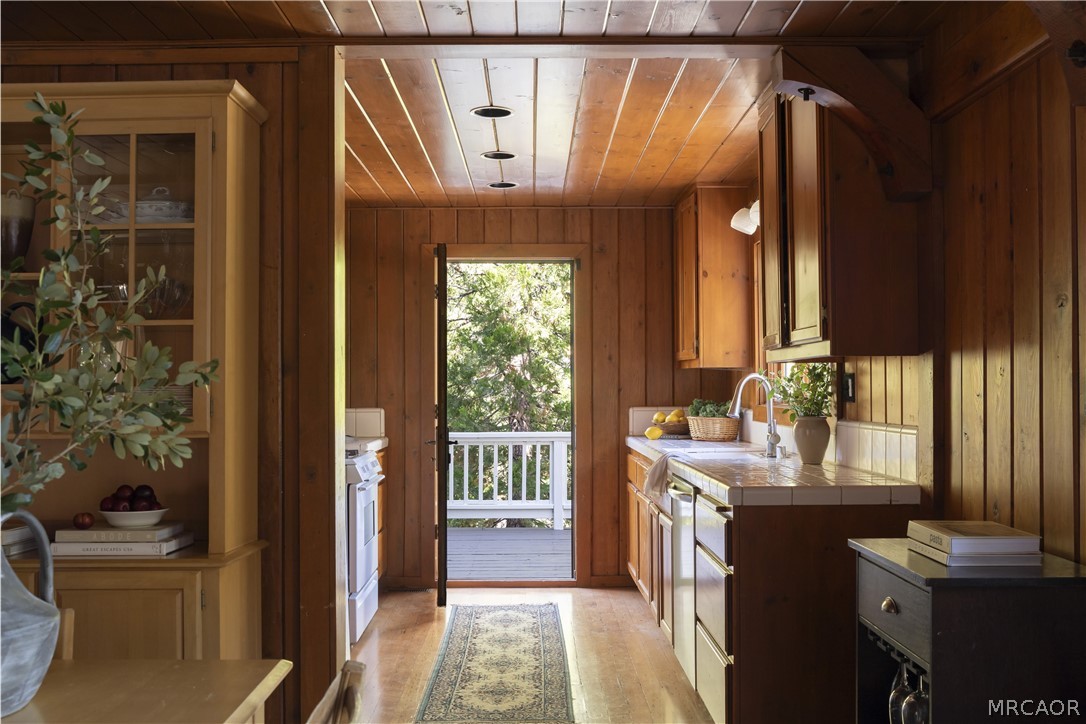 28819 North Shore Road Lake Arrowhead, CA 92352 - Photo 9 of 59 Gallery Image 9