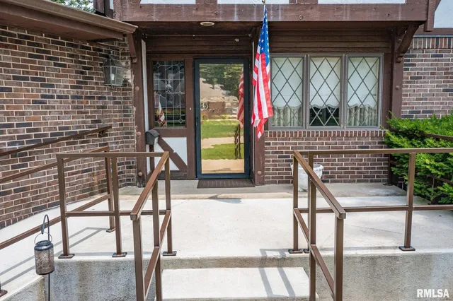 a view of entryway with a balcony