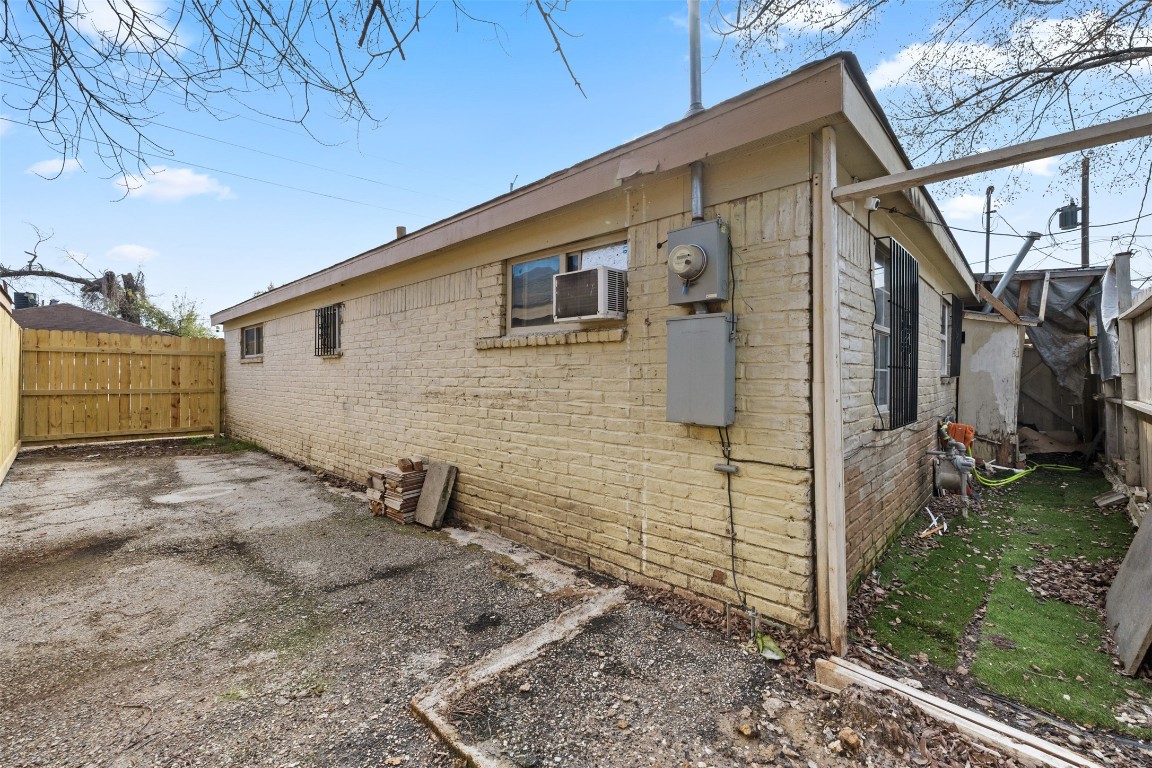 3367 Sadler Street Houston, TX 77093 - Photo 15 of 25 a backyard of a house