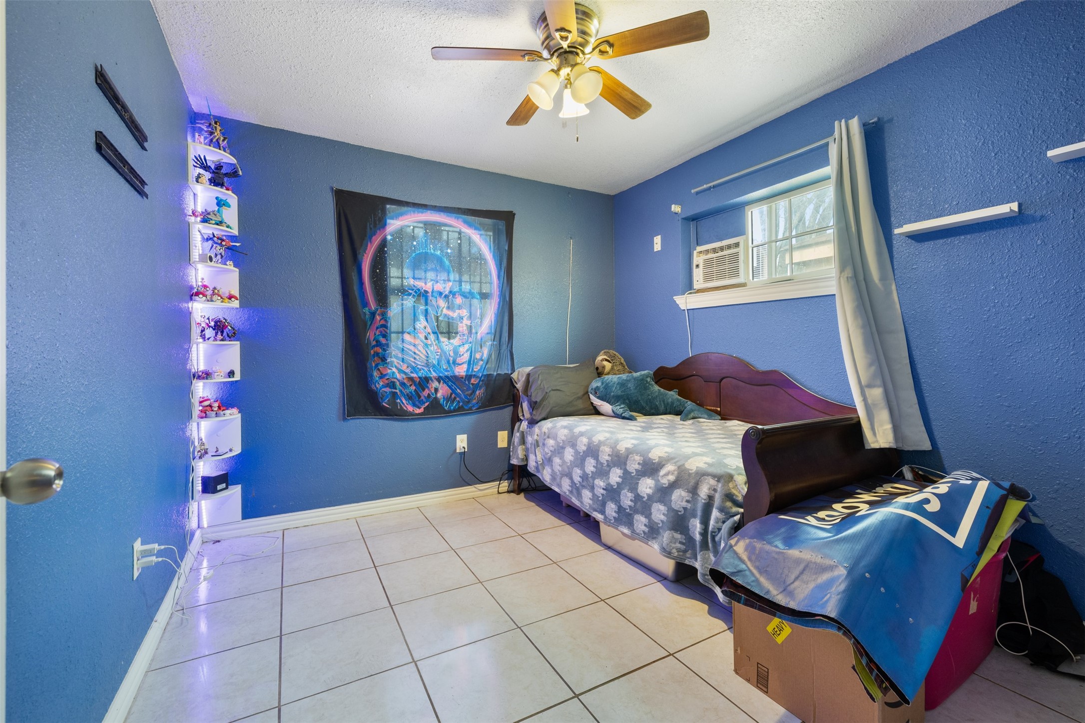 3367 Sadler Street Houston, TX 77093 - Photo 7 of 25 a bedroom with a bed and a window