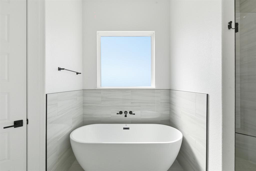 1024 Agnes North Springtown, TX 76082 - Photo 22 of 36 a bathroom with a bathtub