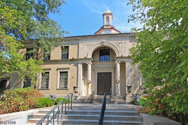 10 Lincoln Street Glen Ridge, NJ 07028 - Photo 26 of 28 a front view of a house with garden